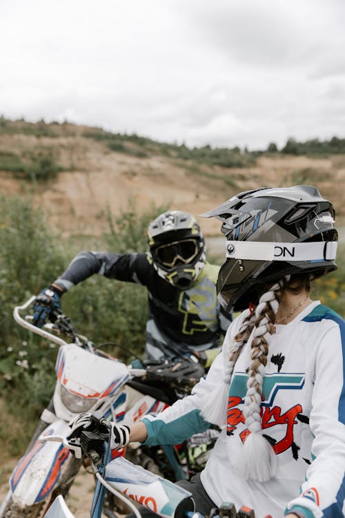 Homme En Chemise Blanche Et Rouge à Cheval Sur Le Motocross Dirt Bike