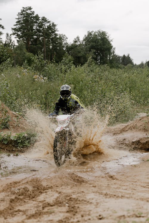 Pria Mengendarai Motorcross Dirt Bike Di Jalan Tanah