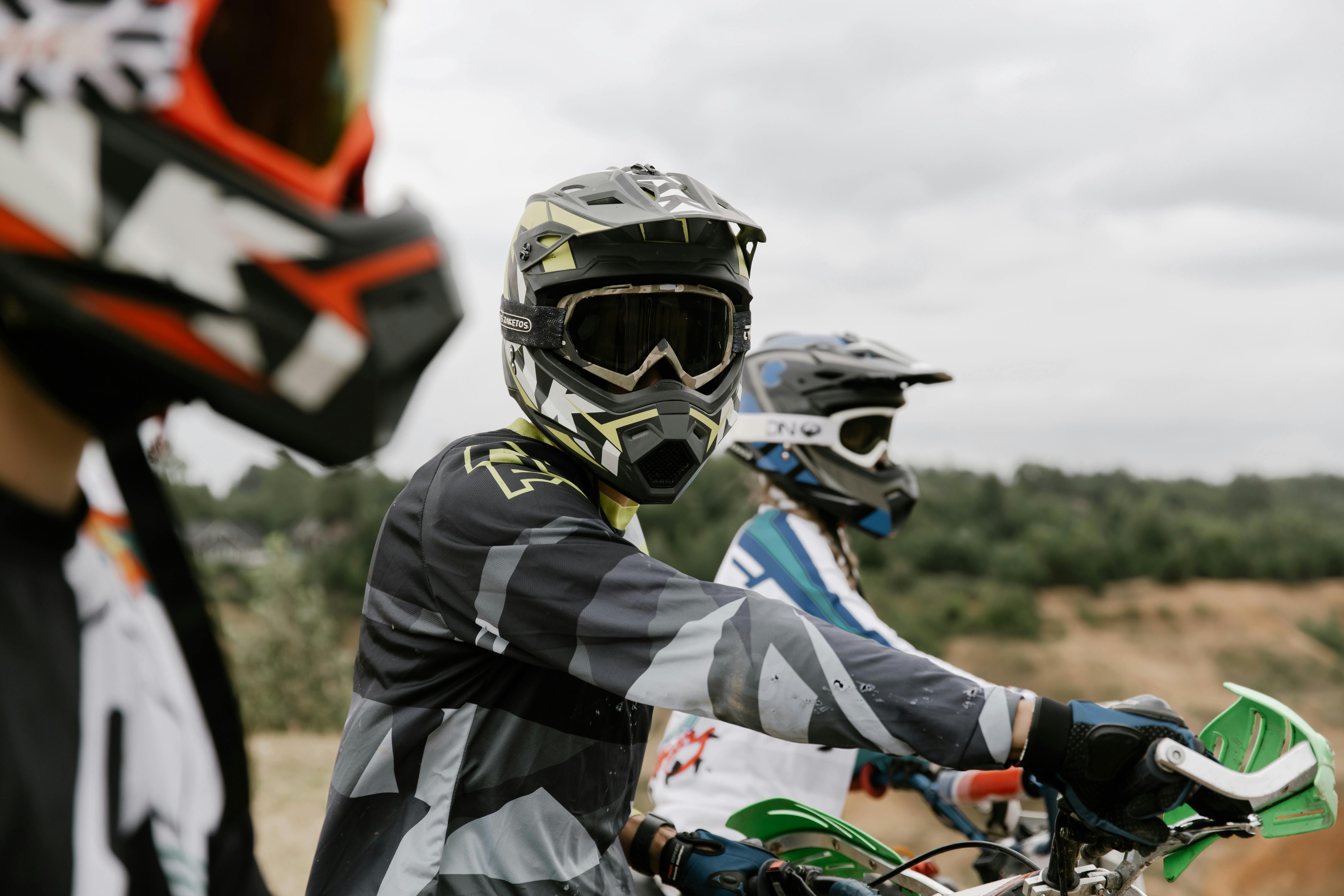 Hombre con casco de motocross en la carrera clásica de motocicletas en  Reino unido Fotografía de stock - Alamy