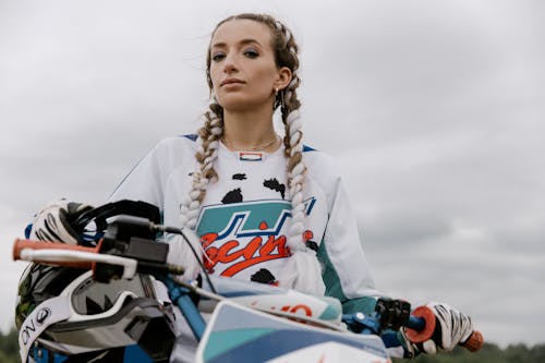 Mulher Com Camisa De Manga Comprida Branca Andando Em Motocicleta Branca E Azul