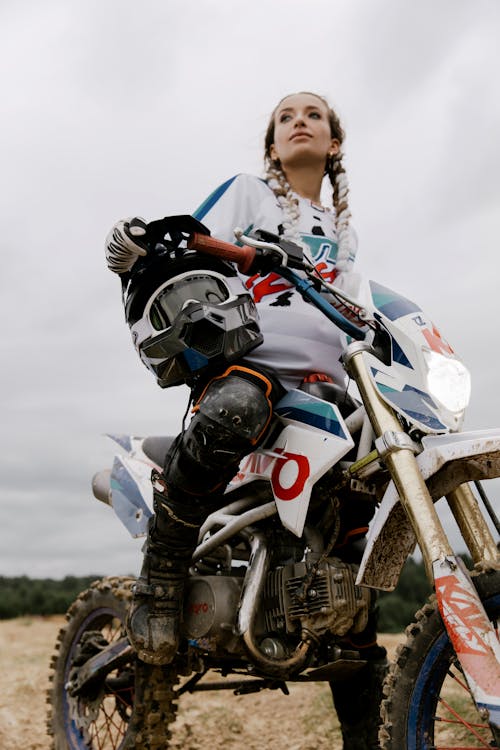 Gratis Wanita Berjaket Biru Mengendarai Sepeda Motor Putih Dan Hitam Foto Stok