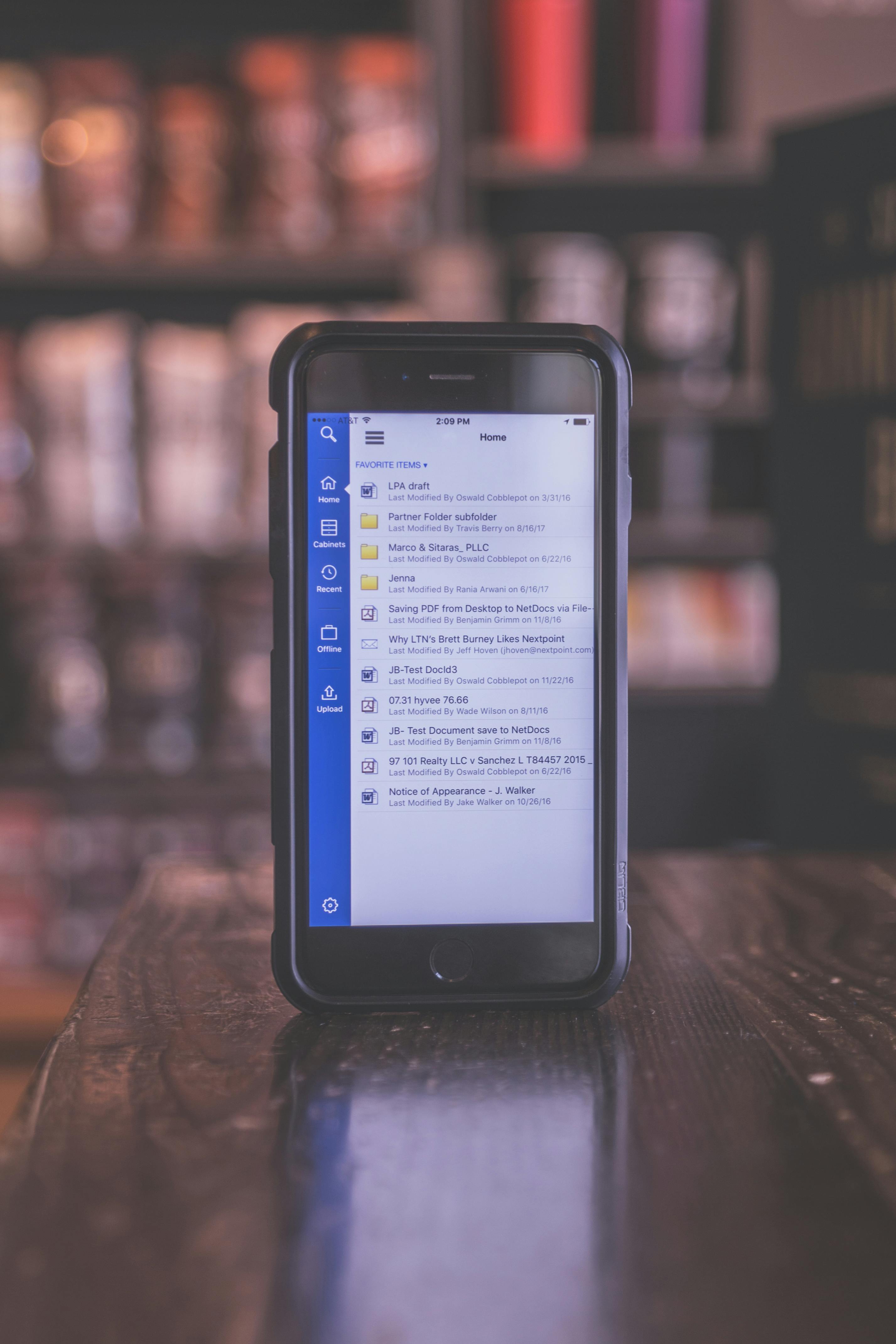 一部智能手机放在舒适室内环境的木桌上，屏幕上显示着消息应用程序