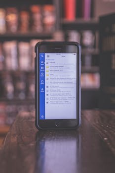 一部智能手机放在舒适室内环境的木桌上，屏幕上显示着消息应用程序