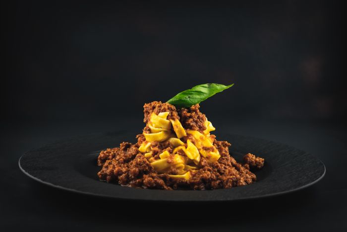 Espaguete à bolonhesa em prato escuro