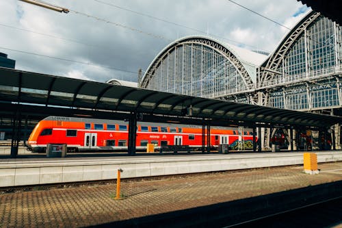 Darmowe zdjęcie z galerii z dworzec kolejowy, infrastruktura, lokomotywa
