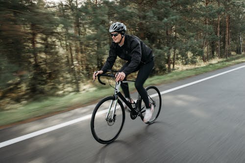 Foto d'estoc gratuïta de a l'aire lliure, actiu, anant amb bici