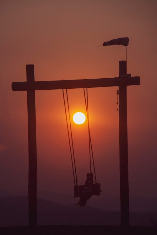 Безкоштовне стокове фото на тему «вертикальні постріл, гойдатися, Захід сонця»