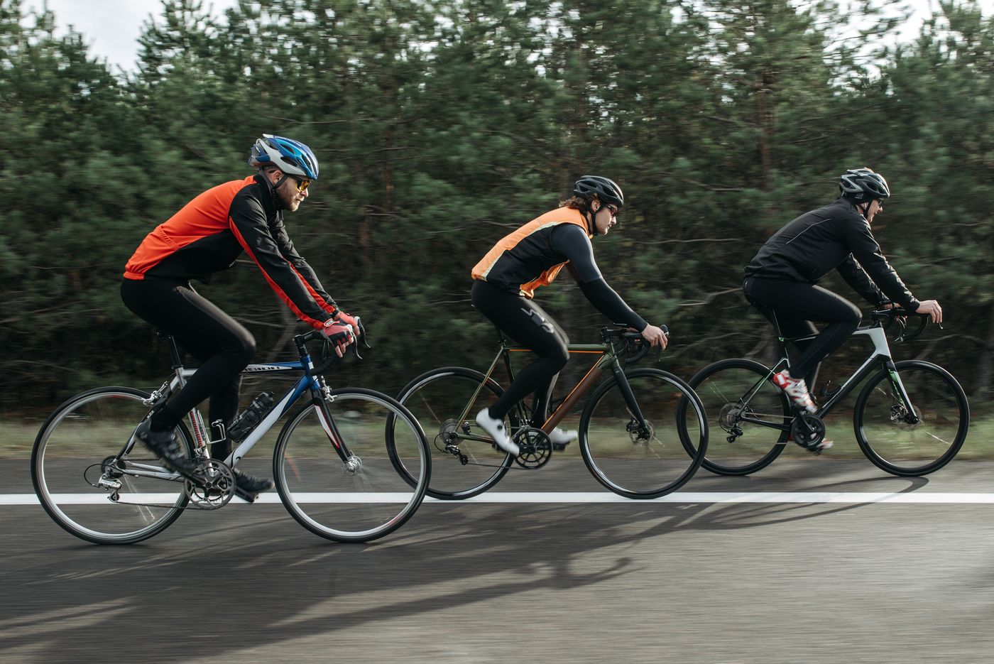 Cyclistes sur une route forestière verdoyante, une façon d'explorer le Kerry sans voiture