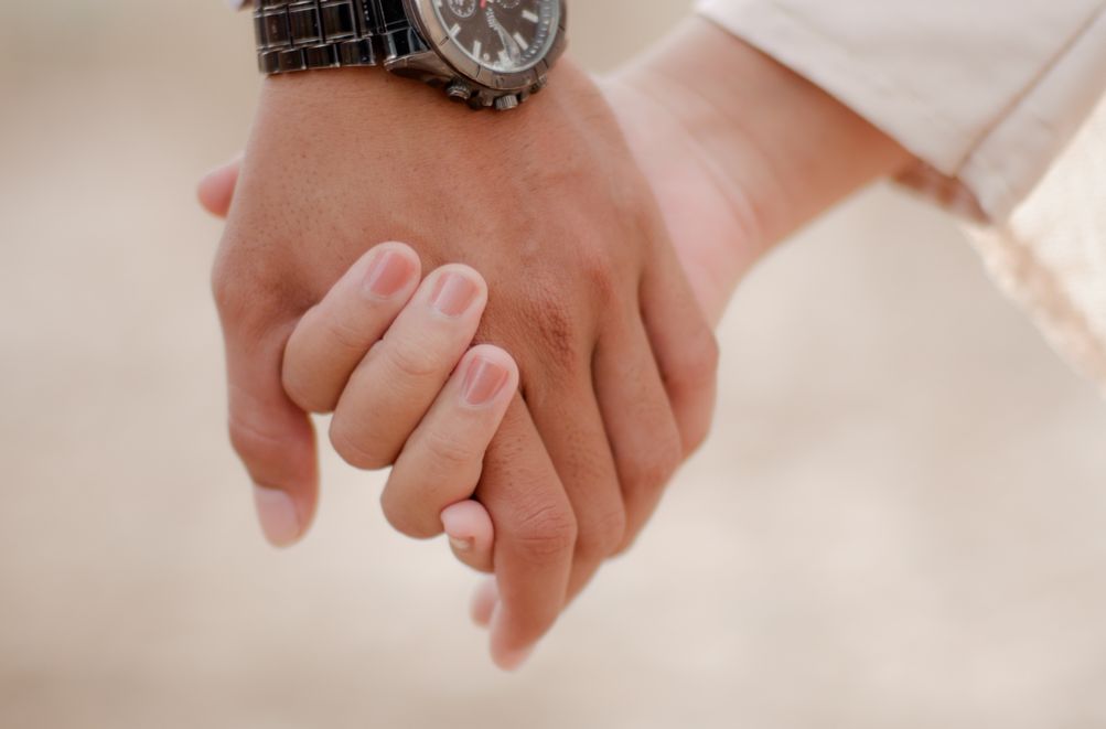 Online dating: starting a conversation on a niche platform