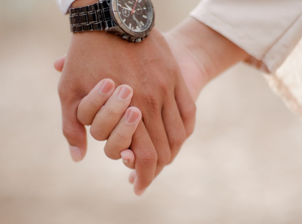 Online dating: starting a conversation on a niche platform