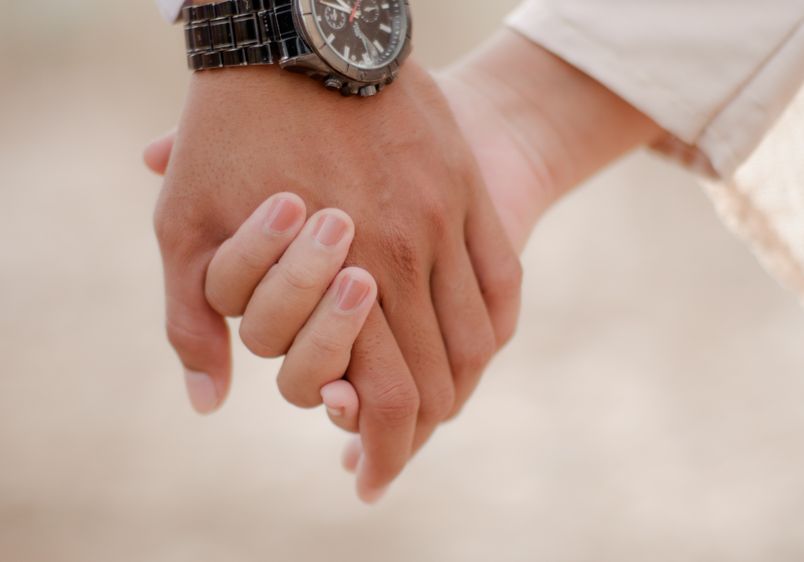 Online dating: starting a conversation on a niche platform