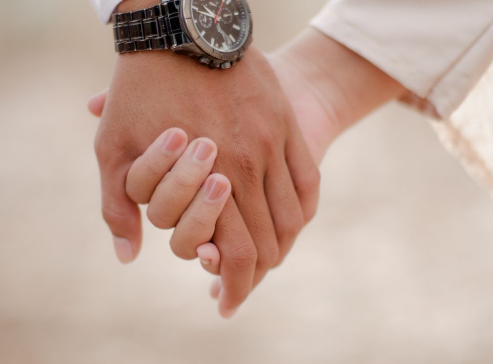 Online dating: starting a conversation on a niche platform