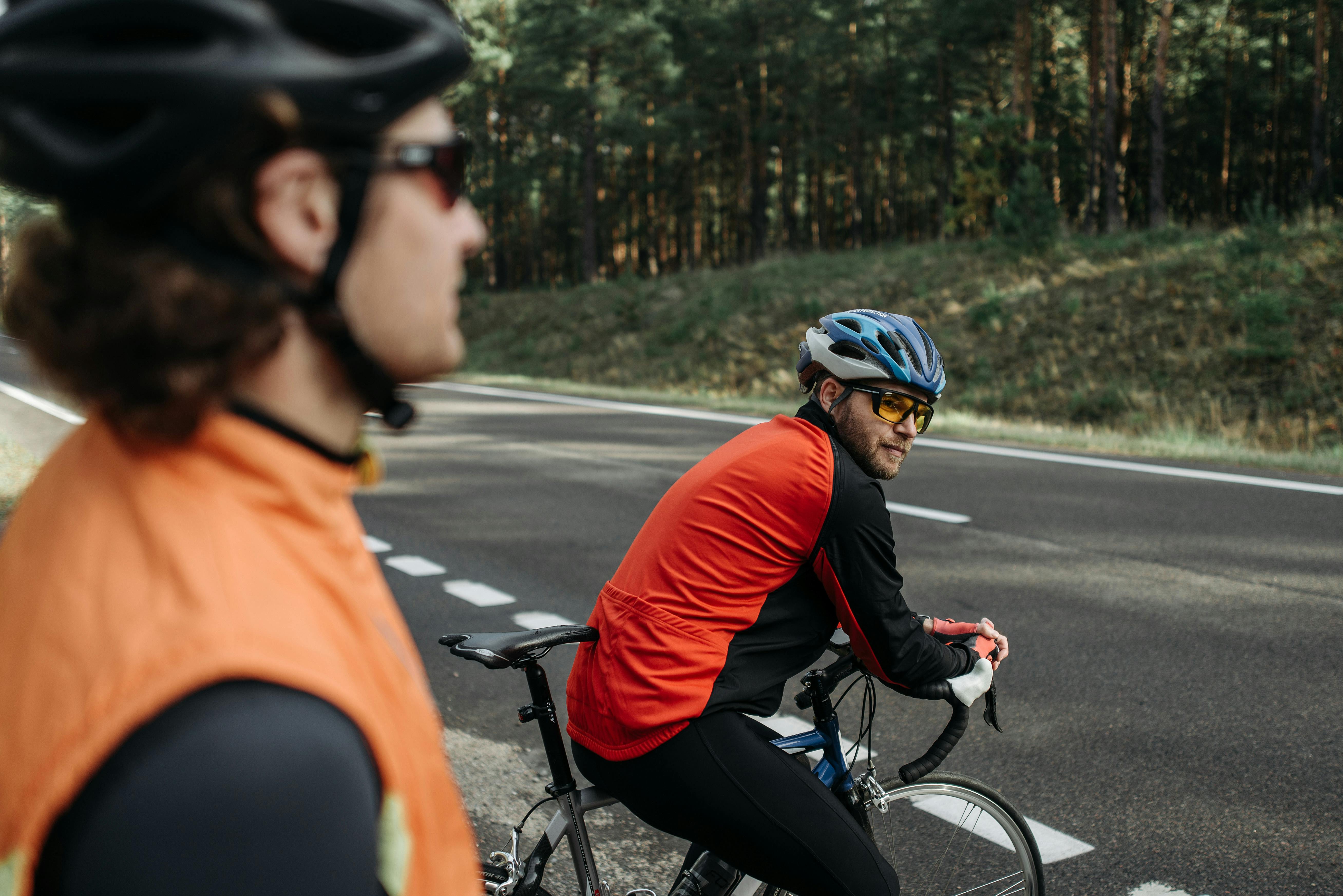 两个骑自行车的人在森林道路上骑行，捕捉到了户外探险与健身的精髓