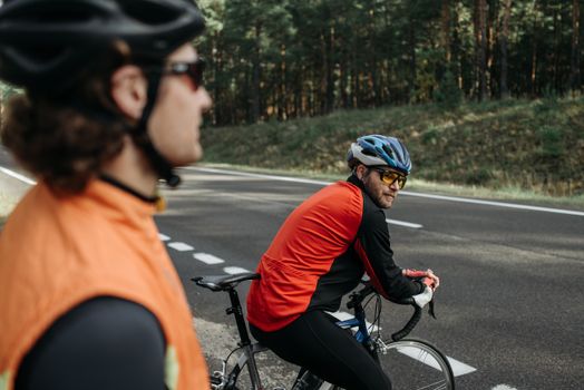 两个骑自行车的人在森林道路上骑行，捕捉到了户外探险与健身的精髓