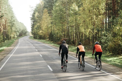 Бесплатное стоковое фото с велосипедисты, велосипедный спорт, вид сзади