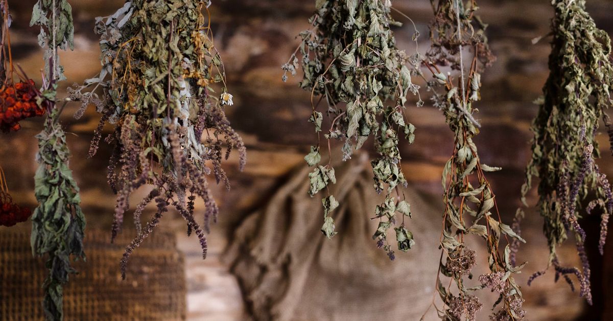 Dried botanicals and mushroom pieces