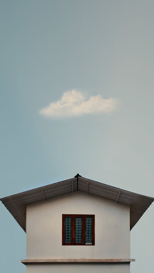 Fotos de stock gratuitas de ángulo bajo, casa Blanca, cielo azul