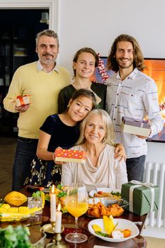一家三代人欢度节日，共享礼物和美食