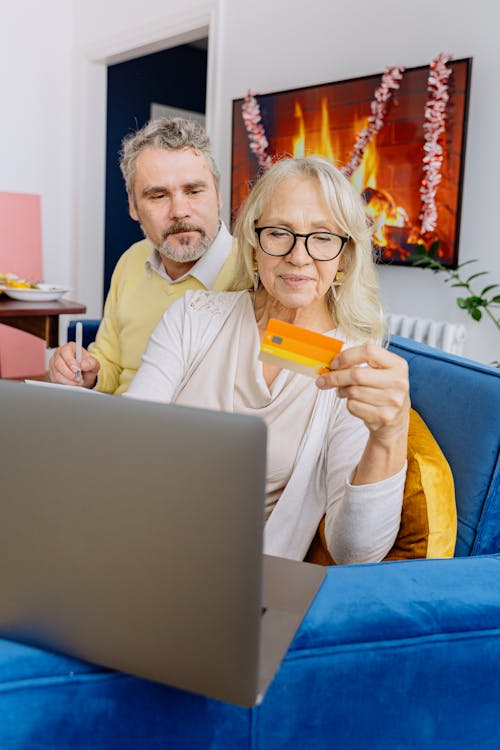 Gratis lagerfoto af ældre par, bærbar computer, bank kort