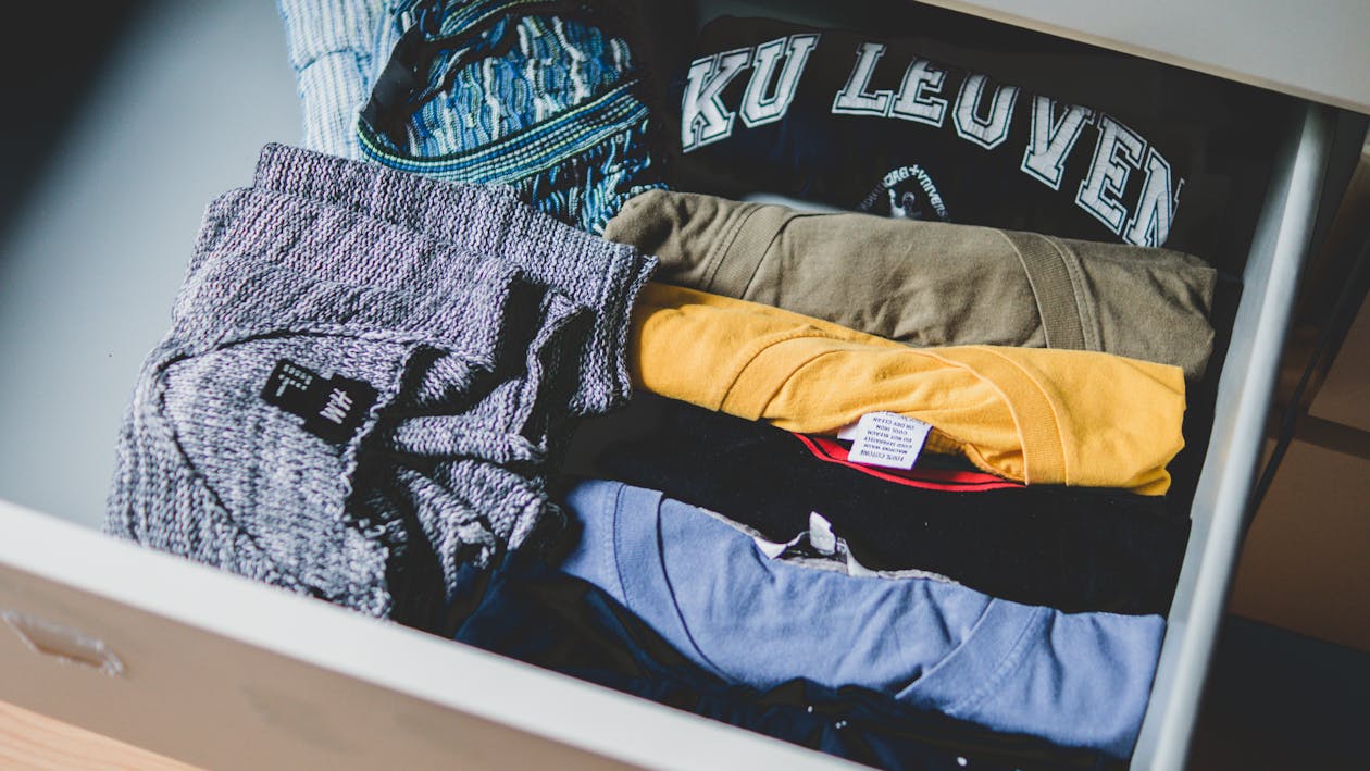 camisetas dobladas en cajón para enviar a empresas que compran ropa usada