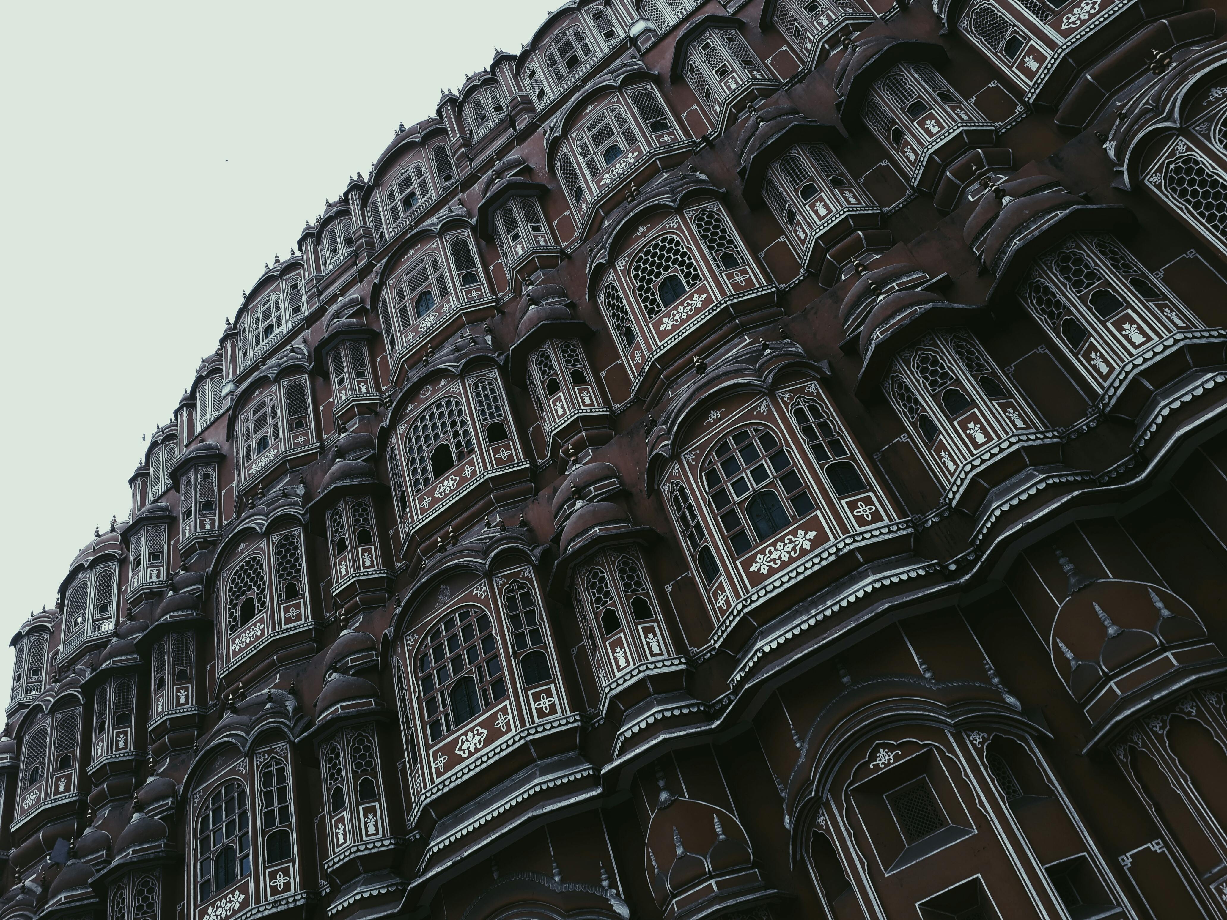 从低角度欣赏印度斋浦尔哈瓦·玛哈尔错综复杂的立面之美