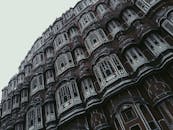 从低角度欣赏印度斋浦尔哈瓦·玛哈尔错综复杂的立面之美