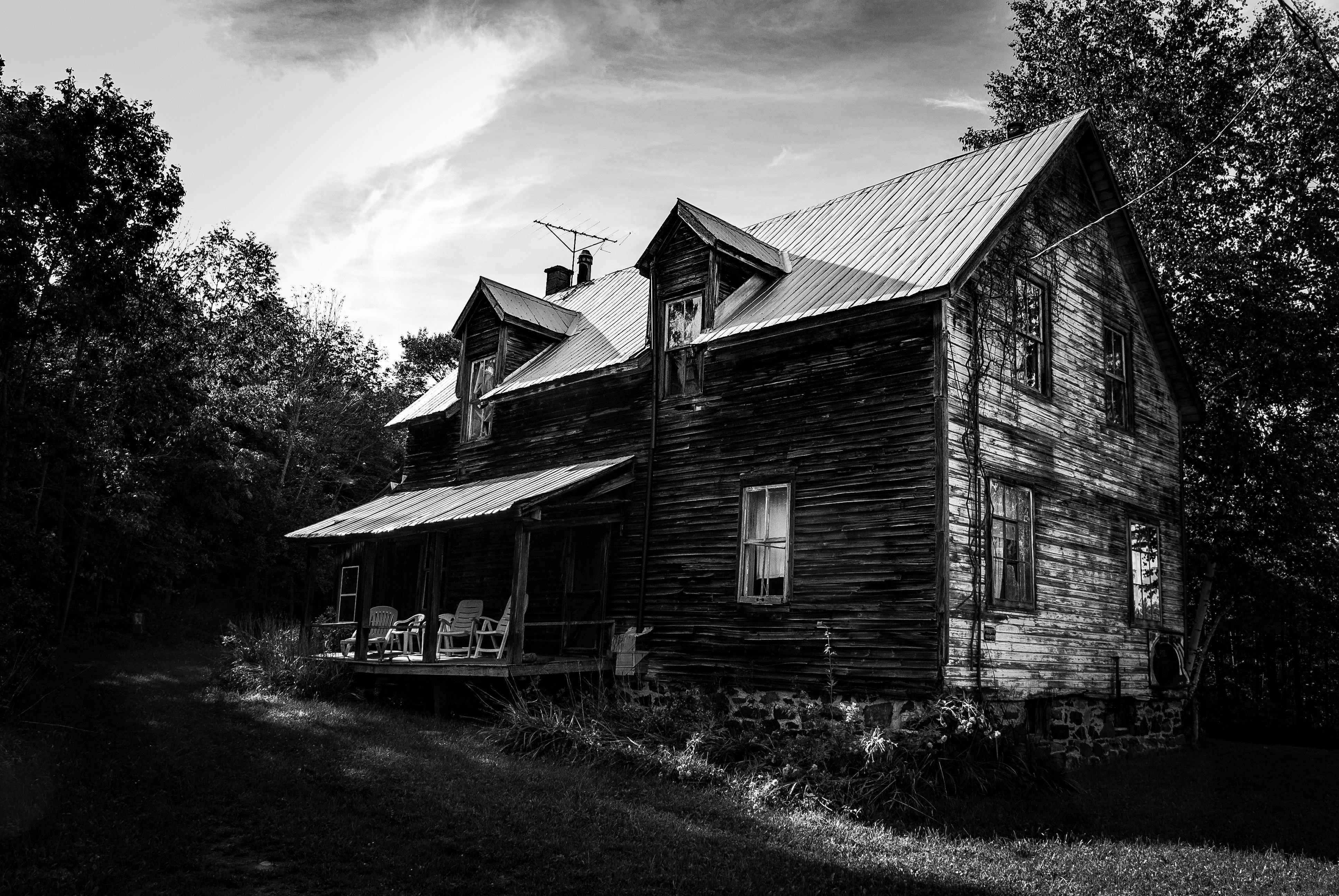 old mansion black and white