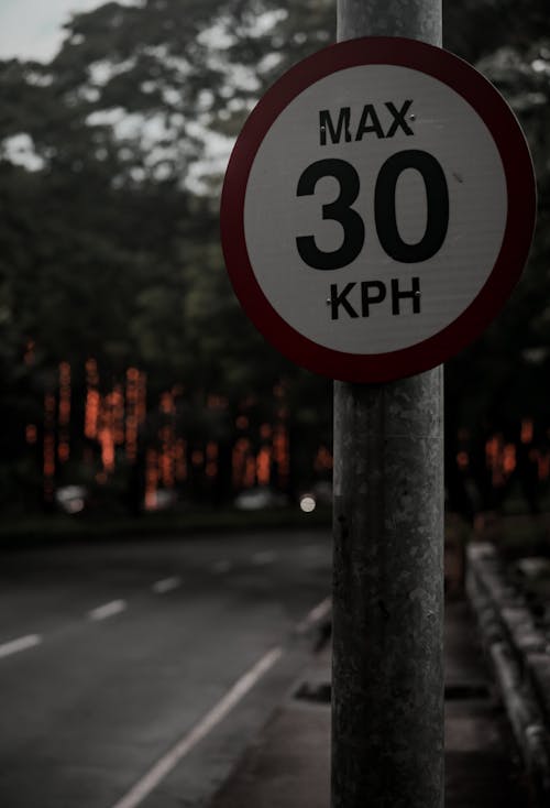Безкоштовне стокове фото на тему «застереження, Міський, обмеження швидкості»