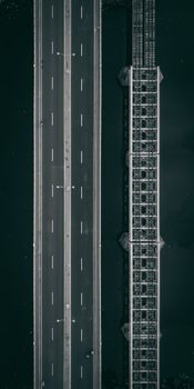 菲律宾马尼拉高速公路和桥梁的无人机镜头显示过水情况