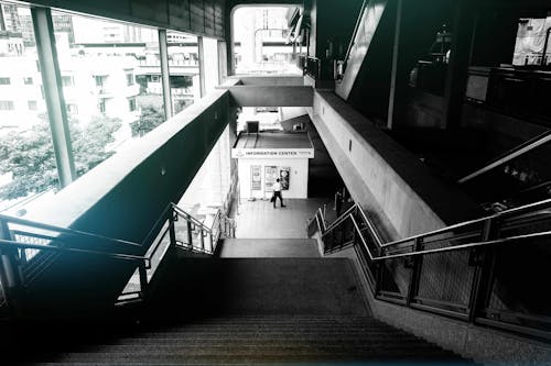 Fotos de stock gratuitas de escaleras abajo, estación, oscuro