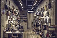 时尚精品店内，瓷砖墙上展示着优雅的豪华包袋系列