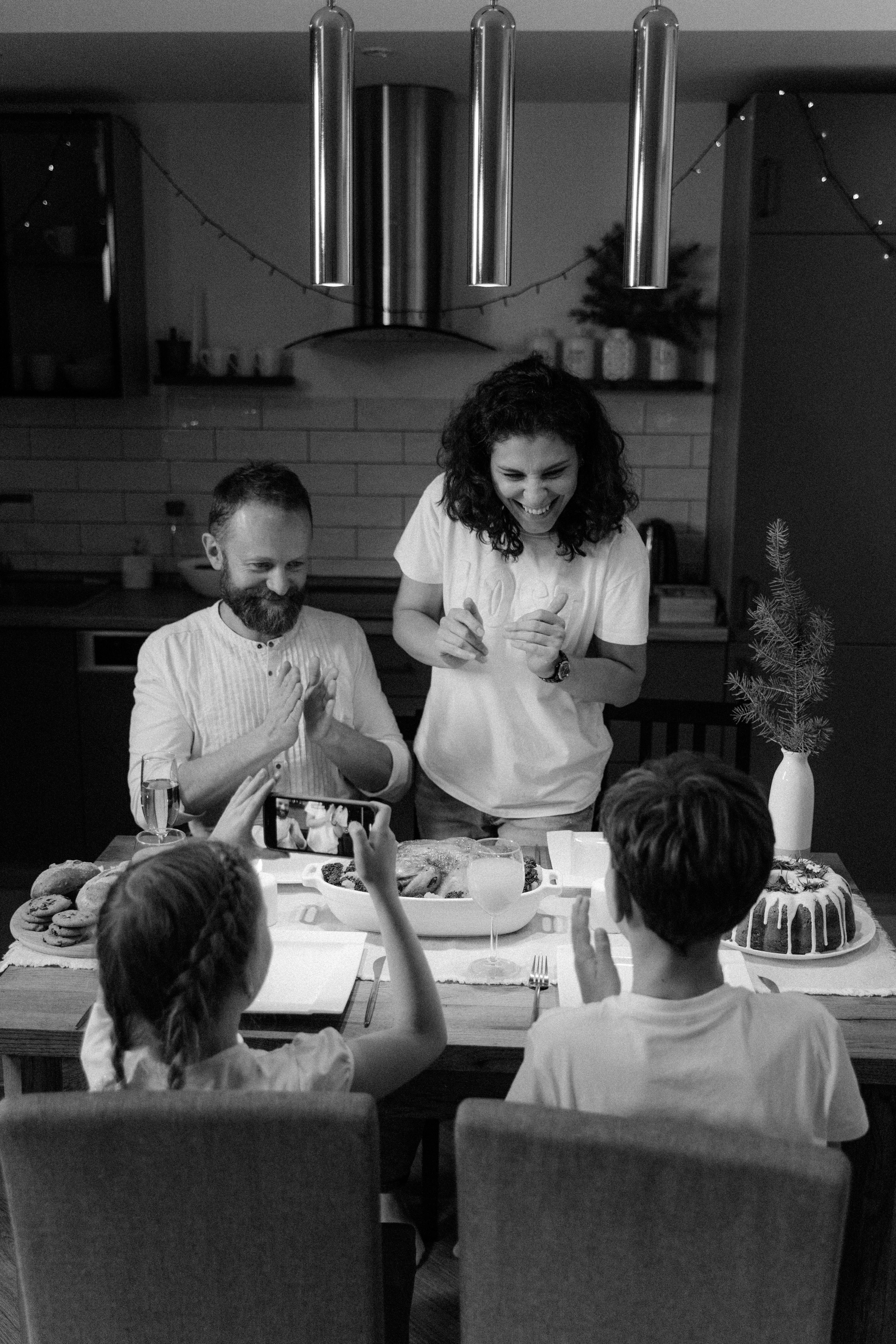 快乐的家庭在节日晚餐上欢笑庆祝，增进情感连接