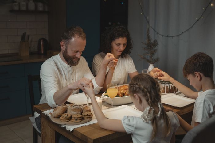 free dating sites for religious – family sharing a moment of gratitude together