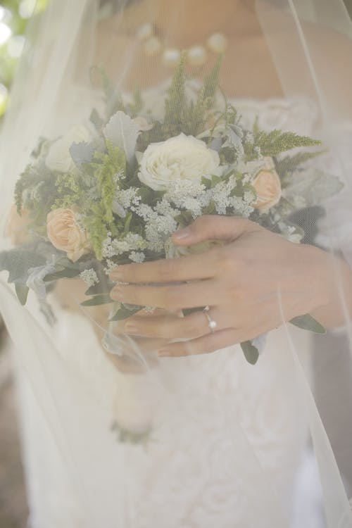 Gratis Foto stok gratis buket bunga, cincin kawin, gaun pengantin Foto Stok