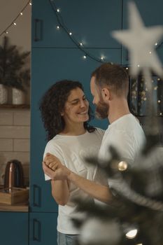 一对幸福的夫妇在节日家庭氛围中，享受着慢舞