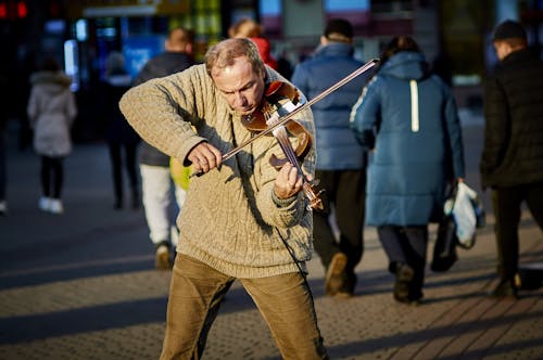 Foto profissional grátis de artista de rua, homem, instrumento de cordas