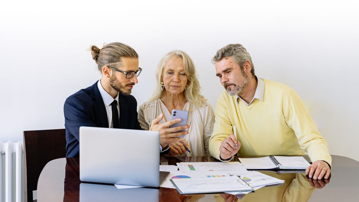 Documents administratifs et calculatrice sur un bureau