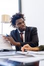 在现代办公环境中，商业专业人士解释图表