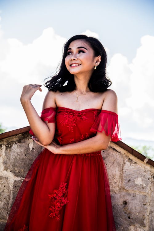 Foto profissional grátis de meninas sorrindo, vestido vermelho