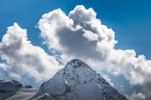 Gratis lagerfoto af bjerg, blå himmel, lavvinkelskud