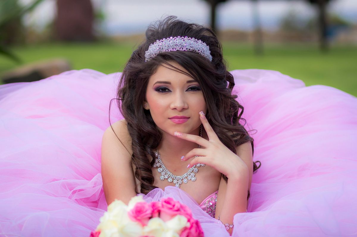 Quinceañera en vestido rosa