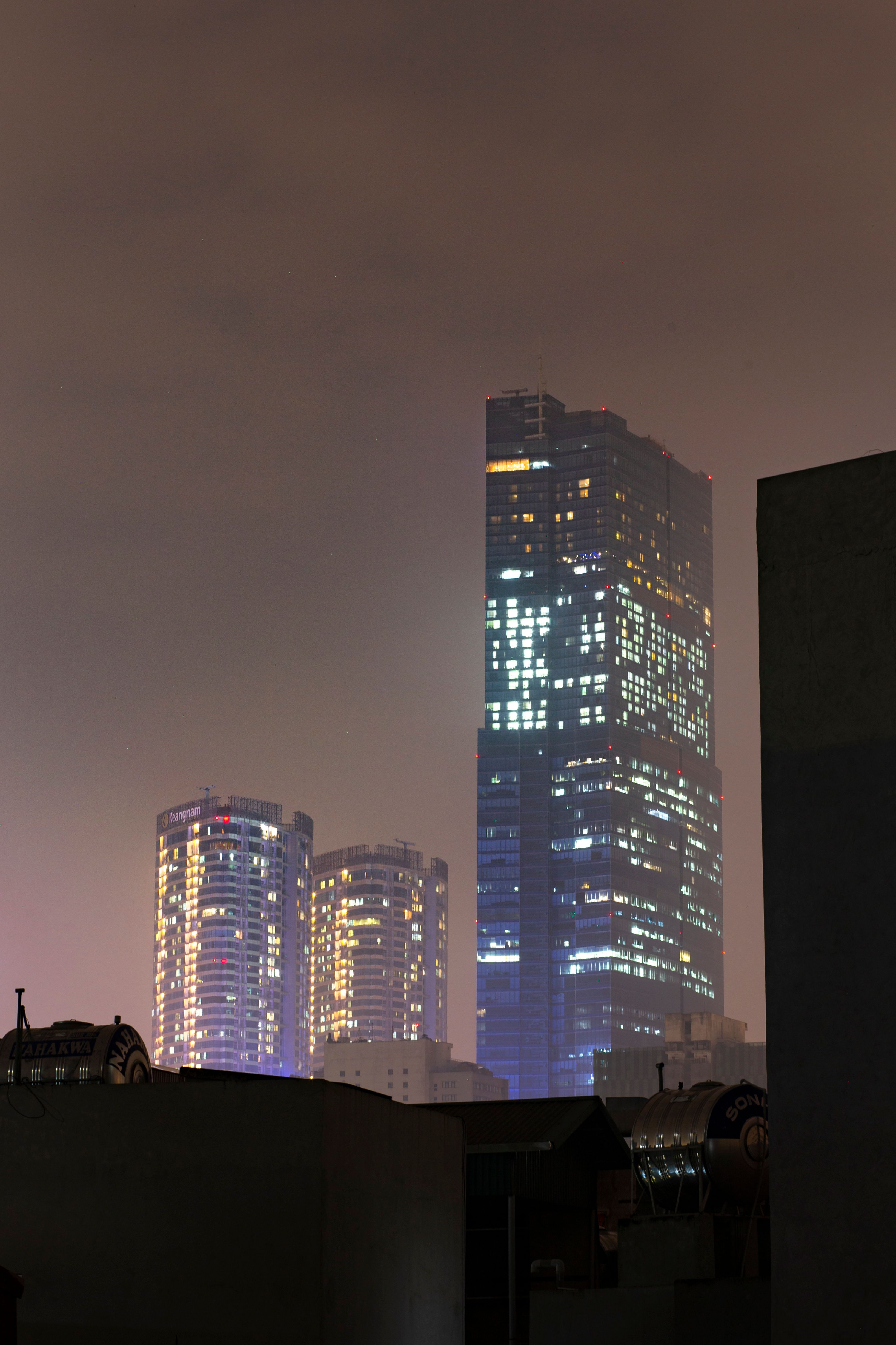 摩天大楼被迷人的夜间景观照亮，勾勒出戏剧性的城市轮廓