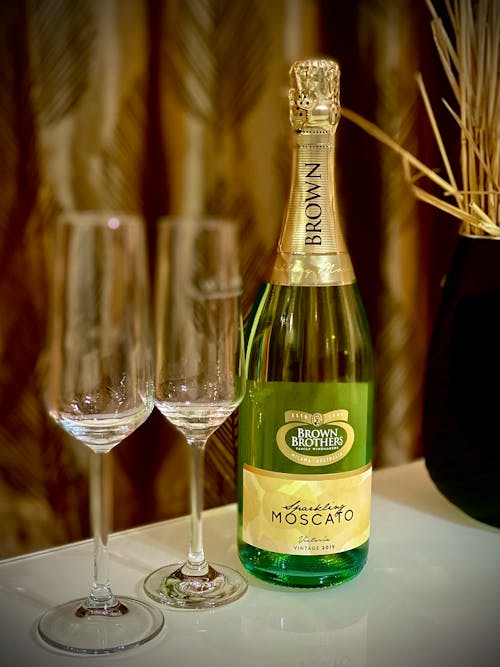 Immagine gratuita di alcol, bevanda, bicchieri di champagne