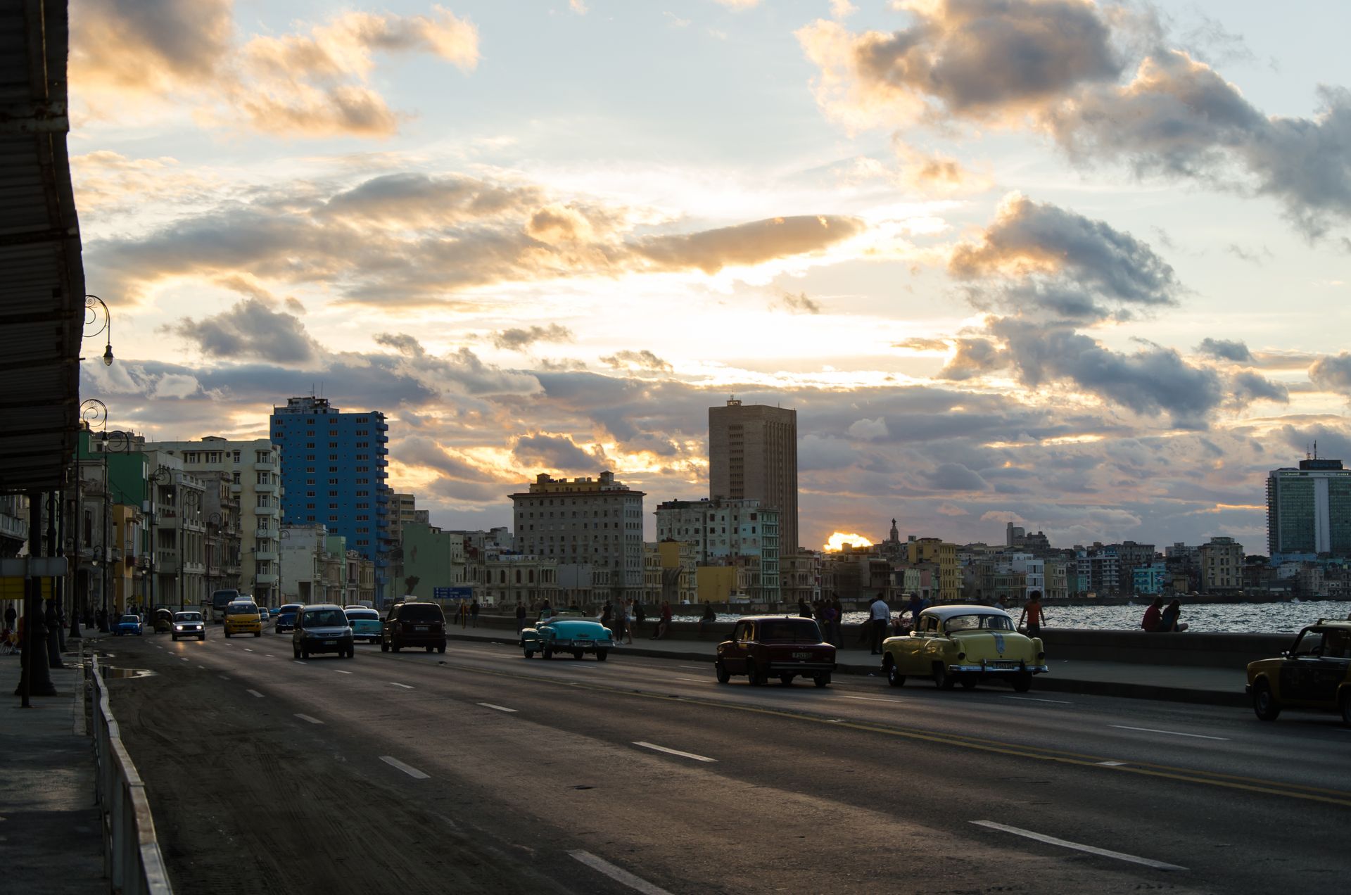 Costa y edificios de La Habana al atardecer