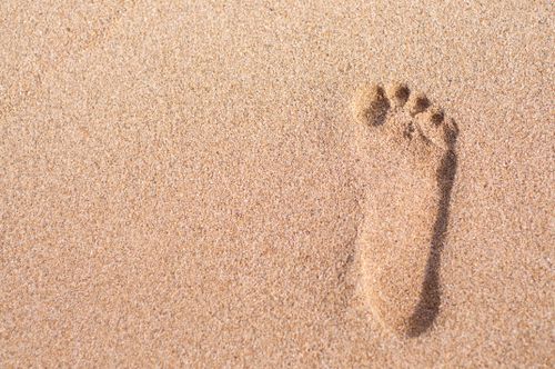 Free Single footprint on sandy beach, representing summer vacation in Bali. Stock Photo
