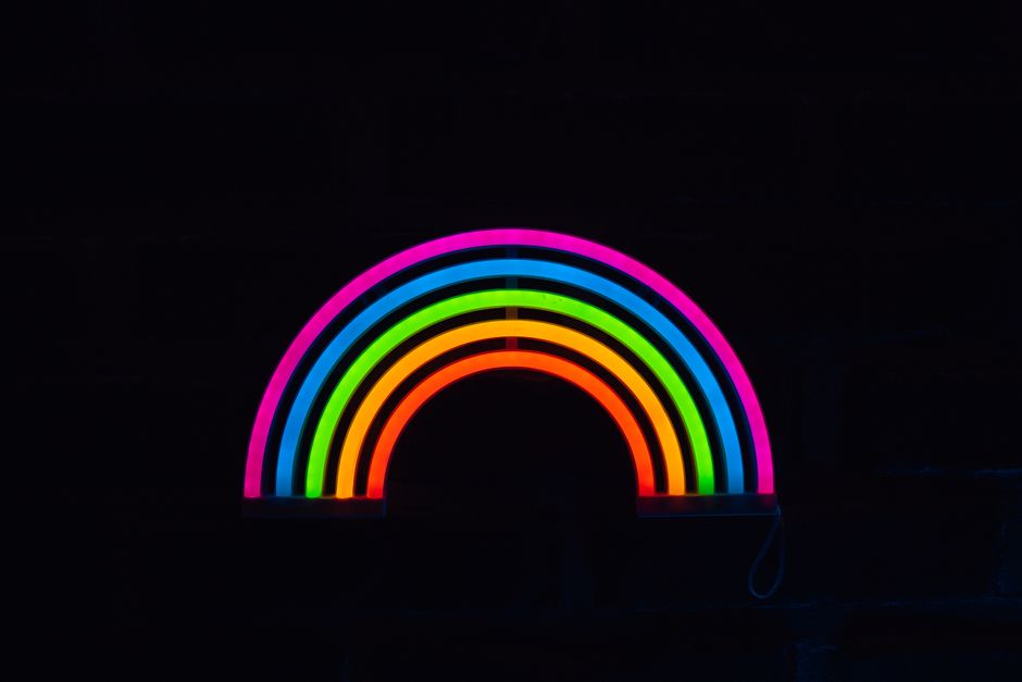 Neonlichten in een minimalistisch woonkamercorner. Neonlichten in een minimalistisch woonkamercorner.