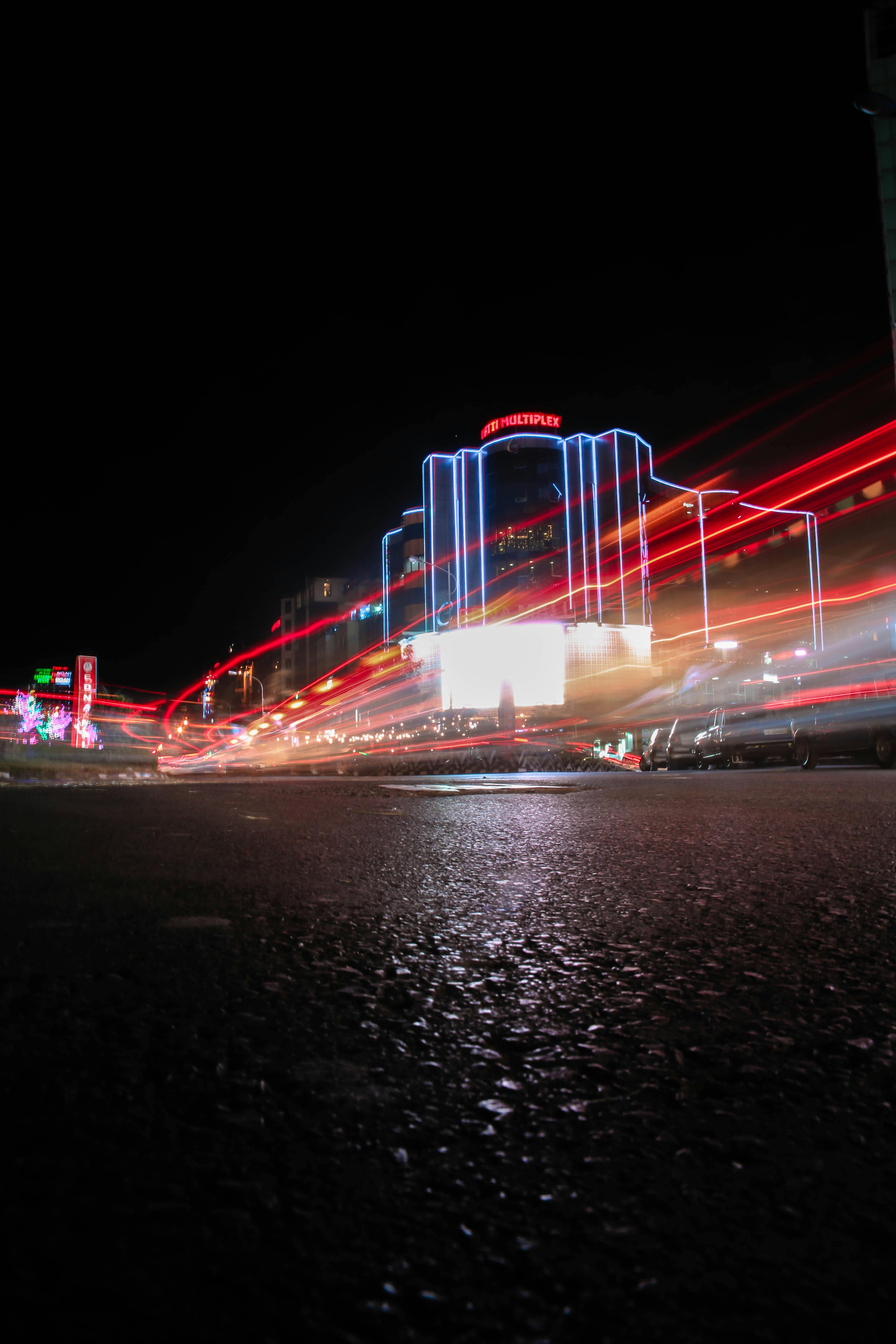 埃塞俄比亚亚的斯亚贝巴的夜视画面中，充满活力的光道与城市灯光呈现出低角度视角