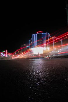 埃塞俄比亚亚的斯亚贝巴的夜视画面中，充满活力的光道与城市灯光呈现出低角度视角