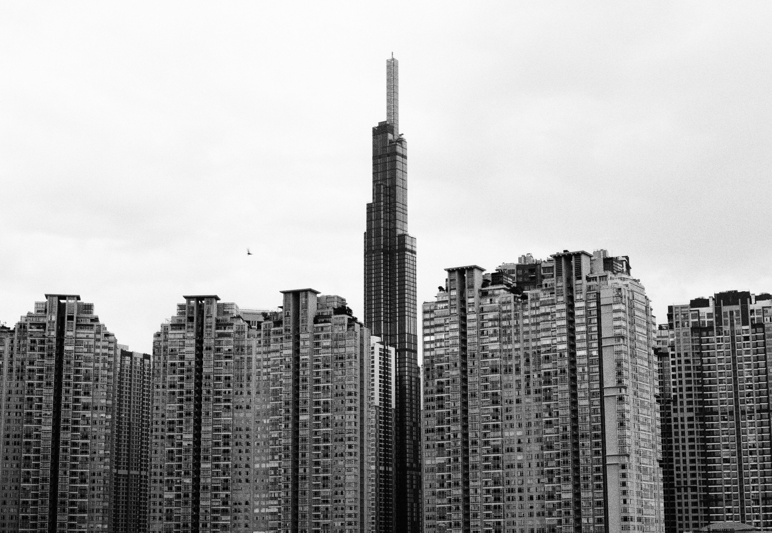 黑白镜头下的城市摩天大楼令人惊叹，凸显了现代建筑的魅力