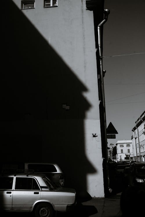 Urban street with narrow asphalt road and old buildings · Free Stock Photo